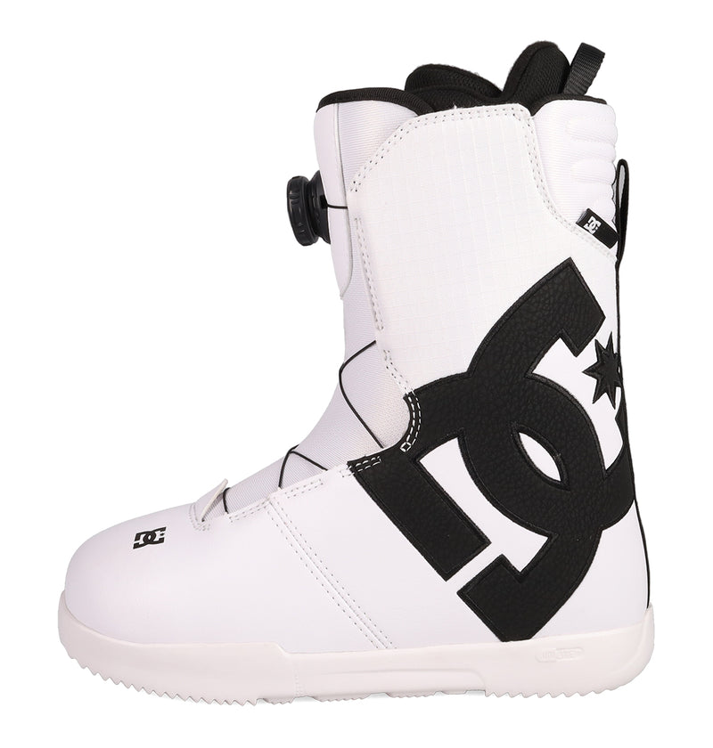 Introducing the Men's Court Graffik BOA® Snowboard Boots by DC Shoes: a white boot with black accents, highlighted by a bold black DC Shoes logo on the side and a black pull tab at the top. Inspired by skate design, these boots are equipped with the BOA® Fit System for quick and precise adjustments.