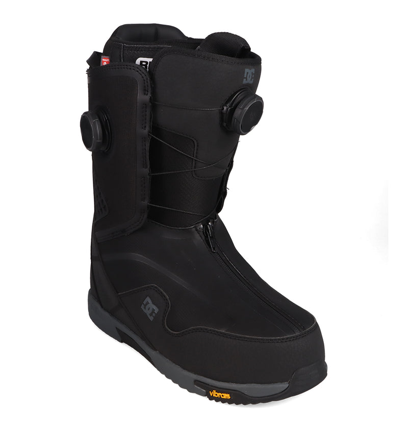 Black Men’s DC Quantum Snowboard Boots featuring a dual-dial BOA Fit System and a Vibram sole.