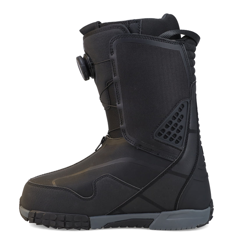 Black Men’s DC Quantum Snowboard Boots featuring a side-mounted BOA Fit System and a grey lugged sole.
