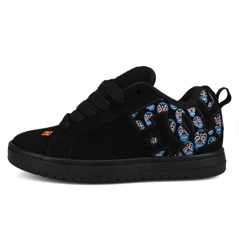 The Men’s Court Graffik Day Of The Dead by DC Shoes is a black skate shoe with black laces and sole, showcasing blue sugar skull patterns on the side near the heel and a small orange logo on the toe. This exclusive style is part of DC Shoes’ Día de los Muertos Day of the Dead Collection.