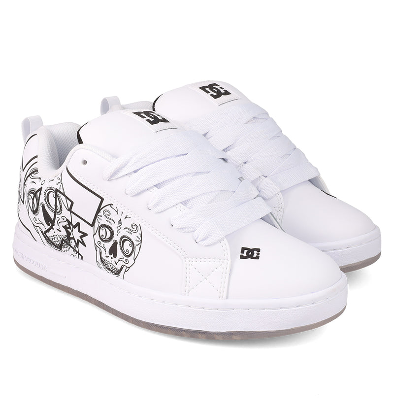 Experience fresh style with the Men’s Court Graffik Day of the Dead skate shoes by DC Shoes. These low-top sneakers showcase thick laces and striking black graphic designs—including skulls and stars—on a white base, all part of the exclusive Día de los Muertos Collection. A subtly patterned white sole completes their bold, stylish look.