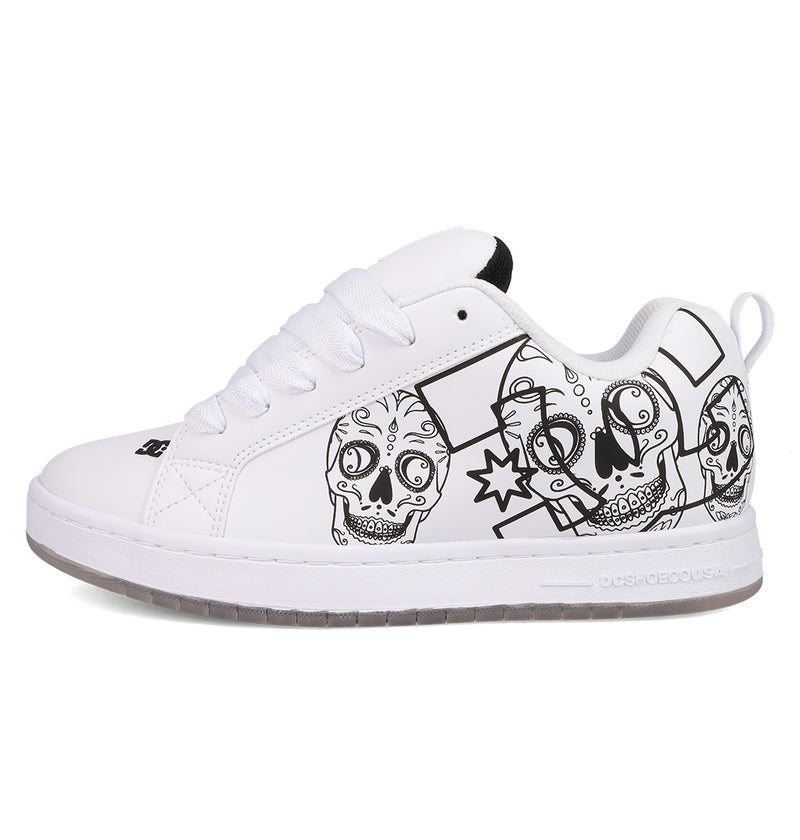 The Men’s Court Graffik Day Of The Dead by DC Shoes is a white sneaker from the Day of the Dead Collection, featuring black Día de los Muertos sugar skull designs and geometric patterns on the side, with white laces and a translucent sole.