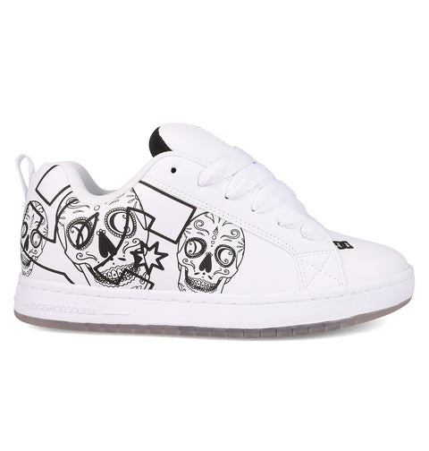 The Men’s Court Graffik Day Of The Dead sneaker by DC Shoes is a white shoe from the Day of the Dead Collection, showcasing black graphic art inspired by Día de los Muertos—with skulls, eyes, and abstract shapes on the side—plus white laces and a translucent sole.