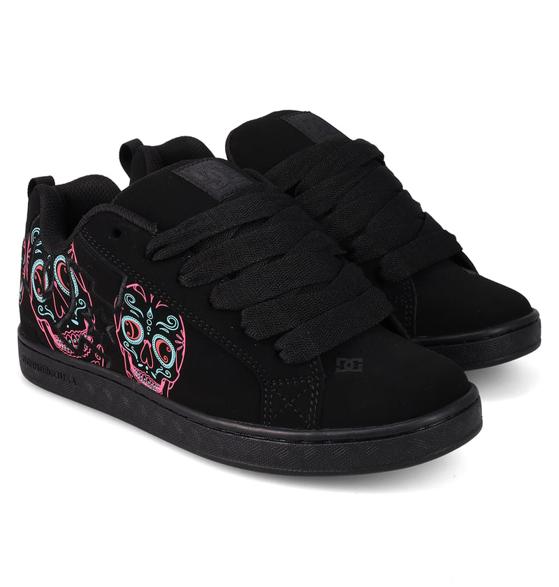 Introducing the Women’s Court Graffik Day Of The Dead by DC Shoes—a pair of black skate shoes from the exclusive Day of the Dead Collection. Featuring thick black laces and a sturdy black rubber sole, these low-top sneakers showcase vibrant sugar skull artwork in pink, teal, and white along the outer sides as a spirited tribute to Día de los Muertos.