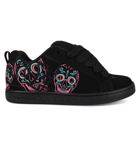 The Women’s Court Graffik Day Of The Dead sneaker from DC Shoes features a black upper decorated with vibrant sugar skull designs in pink, blue, and white on the side, inspired by the Día de los Muertos tradition. Part of the exclusive Day of the Dead Collection, this unique shoe includes black laces and a black sole.