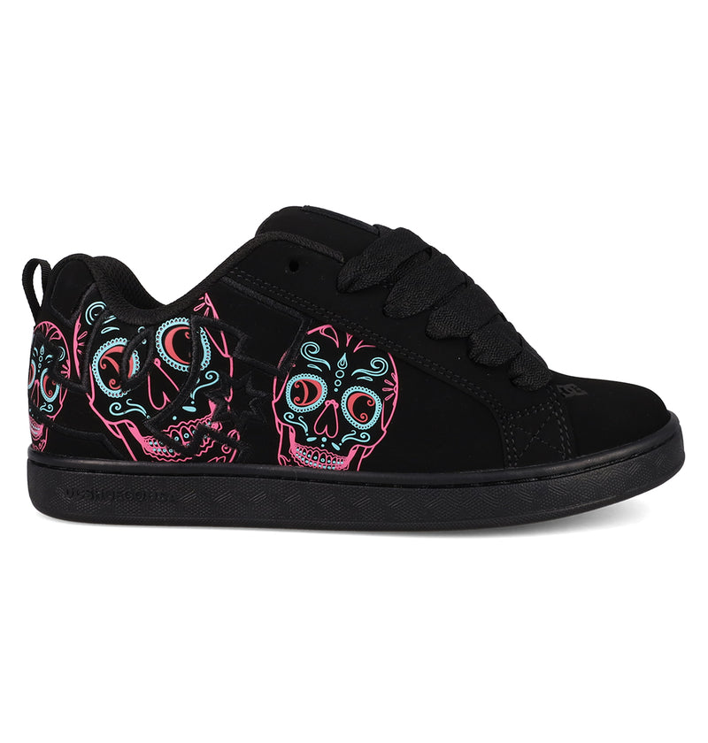 The Women’s Court Graffik Day Of The Dead sneaker from DC Shoes features a black upper decorated with vibrant sugar skull designs in pink, blue, and white on the side, inspired by the Día de los Muertos tradition. Part of the exclusive Day of the Dead Collection, this unique shoe includes black laces and a black sole.