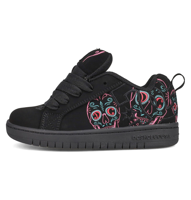 Introducing the Kids’ Court Graffik Day Of The Dead by DC Shoes—a bold black skate shoe from the exclusive Day of the Dead Collection. Featuring thick laces and vibrant sugar skull graphics in teal, pink, and red on the side, this style showcases a black sole and upper with “DCSHOECOUSA” embossed on the side, celebrating Día de los Muertos in standout fashion.