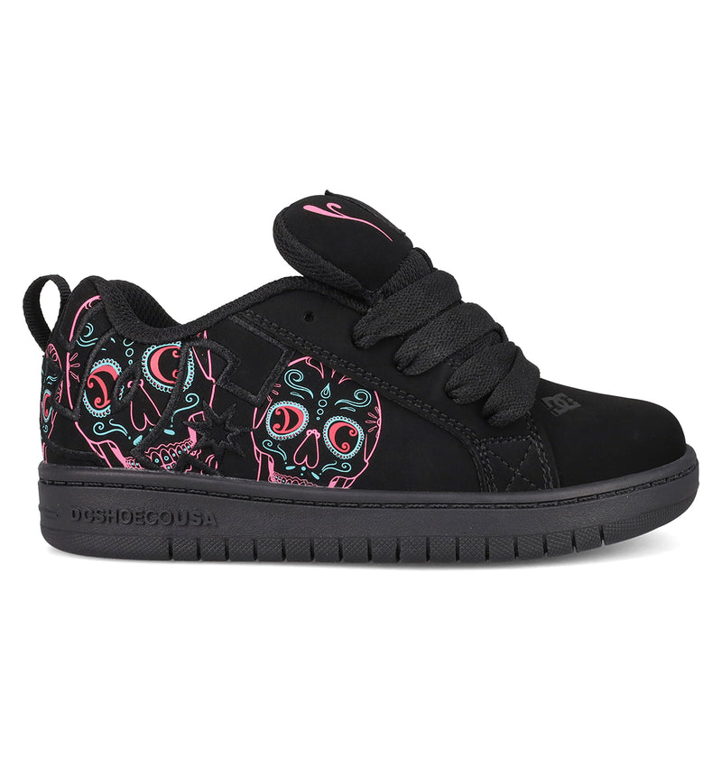 The DC Shoes Kids’ Court Graffik Day Of The Dead is a low-top black skate shoe with black laces, highlighted by vibrant neon skull designs inspired by Día de los Muertos on the sides and back. It features a black sole and DC Shoes branding on the side and tongue.